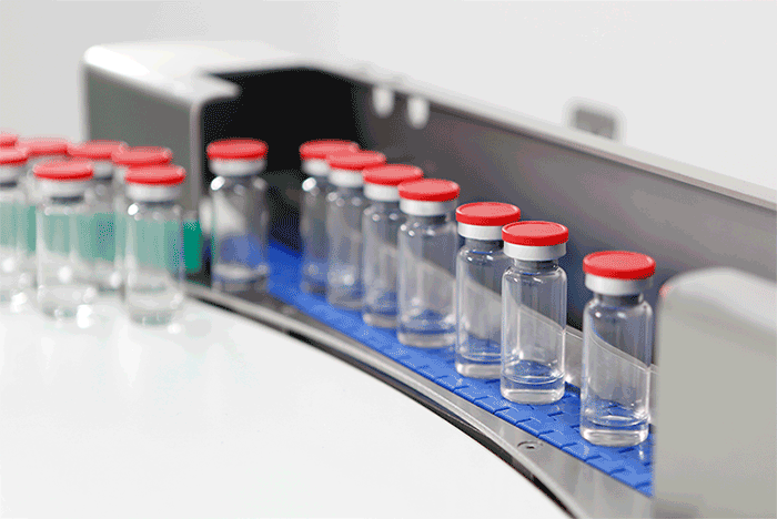 Kosmetische und pharmazeutische Flaschen werden in einer Maschine auf Fremdkörper untersucht