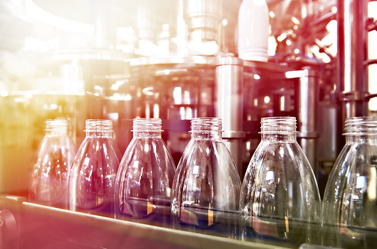 Kunststoffflasche, die auf Verunreinigungen untersucht wird